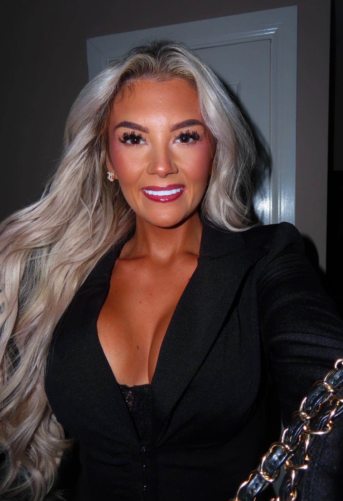 Shannon, hairstylist and owner of EnvyLocks, with long blonde waves